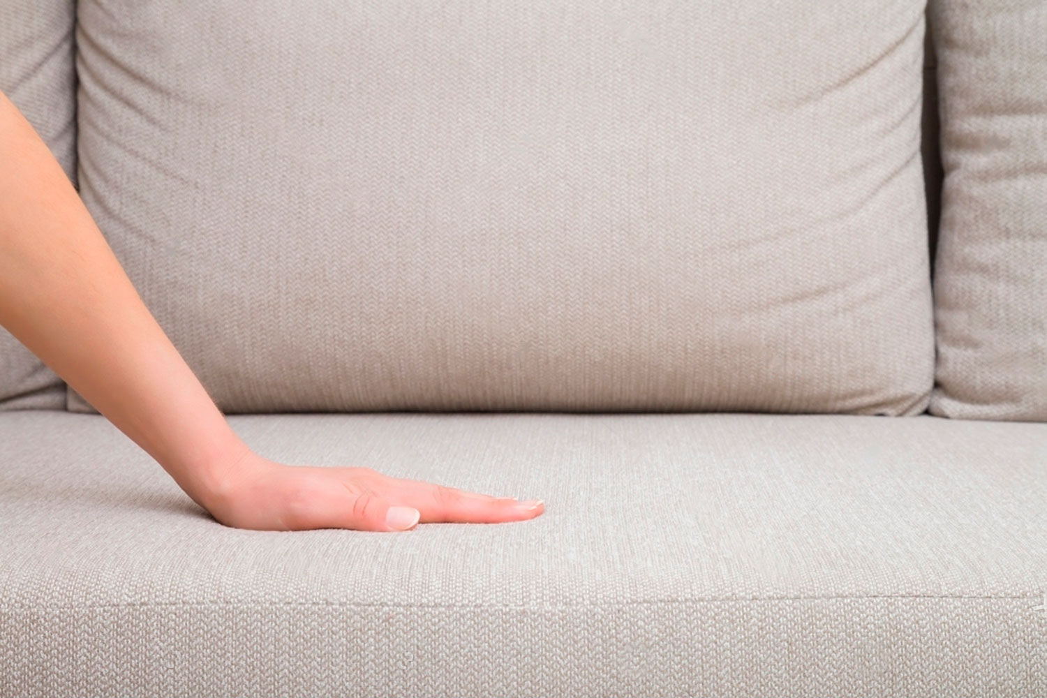 Спальне місце дивана з пантографом: рівність поверхні при щоденному використанні Розкладений диван з пантографом - рівна поверхня спального місця, вид зверху