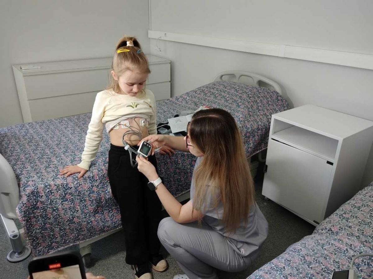 "Аптека 9-1-1" передала сучасне кардіодіагностичне обладнання дитячій лікарні на Київщині 3 "Аптека 9-1-1" передала сучасне кардіодіагностичне обладнання дитячій лікарні на Київщині