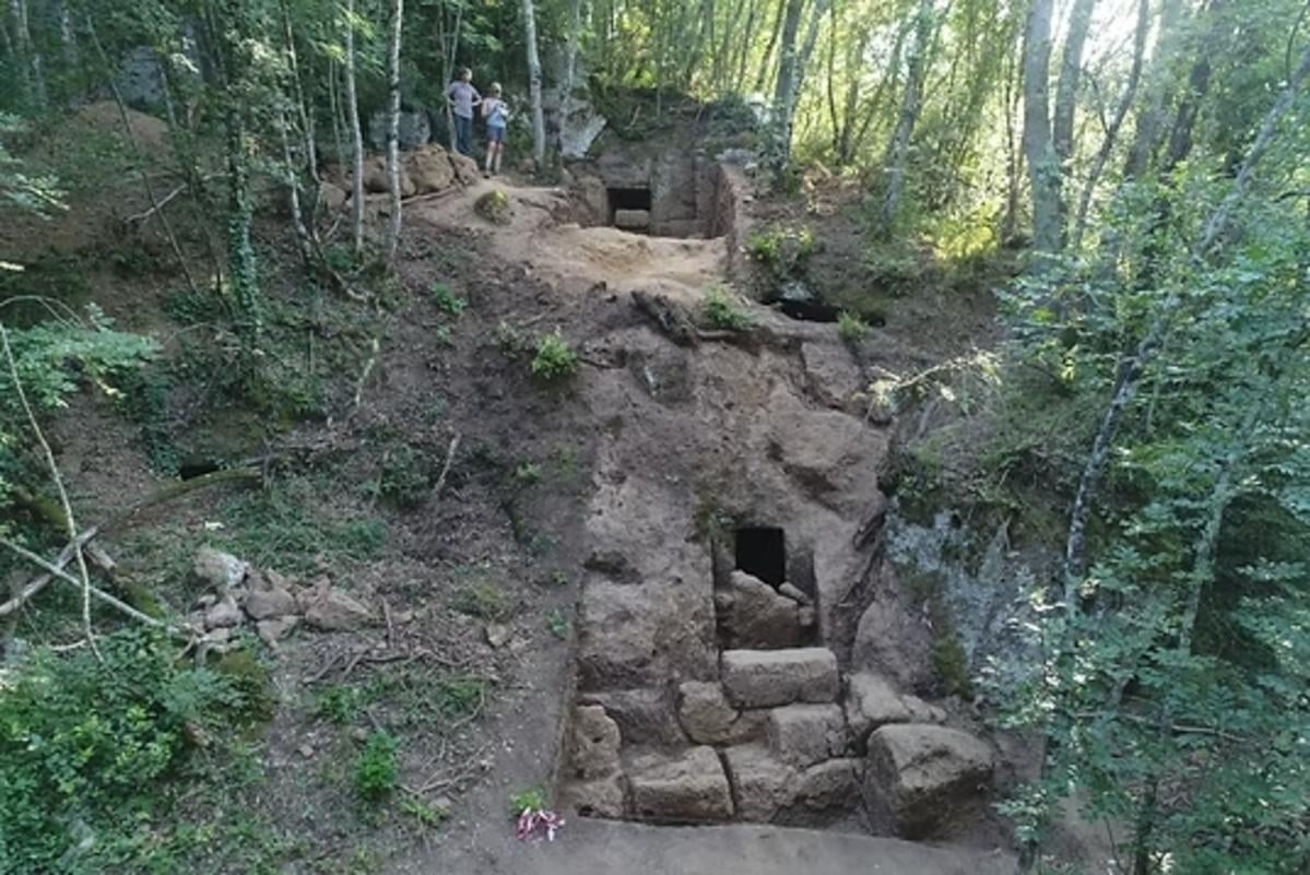 Археологи відкрили запечатану гробницю віком 2600 років: побачене їх вразило