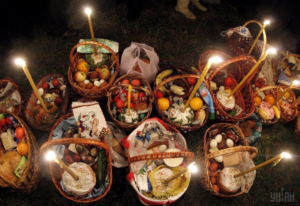 До Великодня треба освятити 7 продуктів: священник розповів, що покласти в кошик