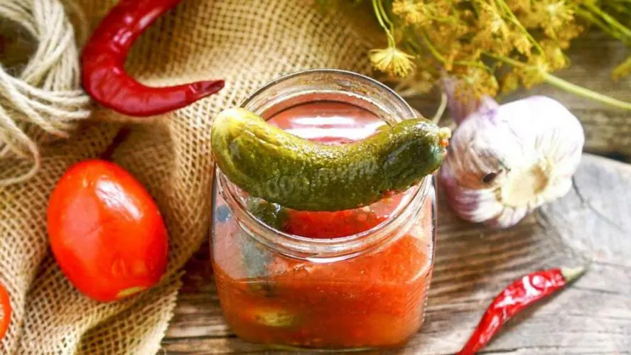 Як закрити огірки з кетчупом на зиму: хрусткі пікантні закуски 1