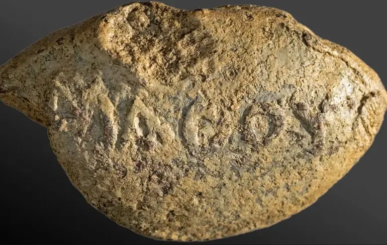 Снаряд для пращі з посланням ворогам - вчені знайшли стародавню зброю з грецьким написом - фото 1