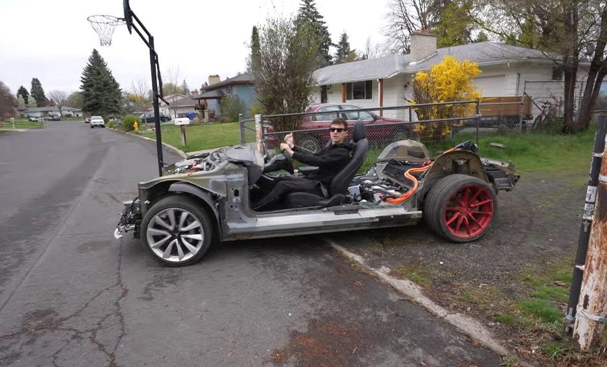 Американець купив електрокар Tesla без кузова за $2000: запас ходу виявився несподіваним