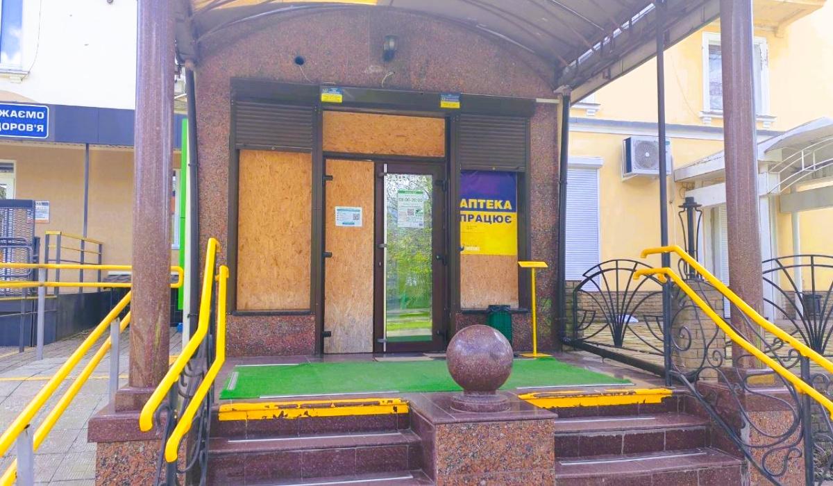 "Аптека 9-1-1" на фронтових територіях: "Ми не маємо жодної години без тривоги, але продовжуємо працювати і підтримувати людей" 2 "Аптека 9-1-1" на прифронтових територіях : "У нас немає жодної години без тривоги, але ми працюємо і допомагаємо людям"