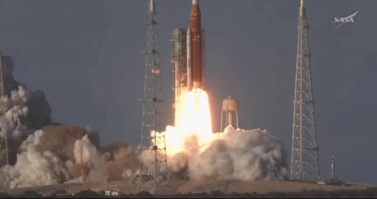 Астронавти NASA успішно вирушили в історичну місію на Місяць (відео)