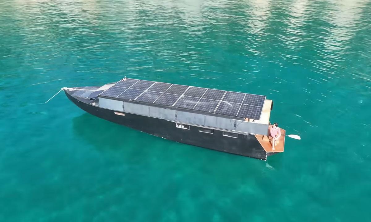 Чоловік побудував яхту на сонячній енергії, здатну плавати практично нескінченно