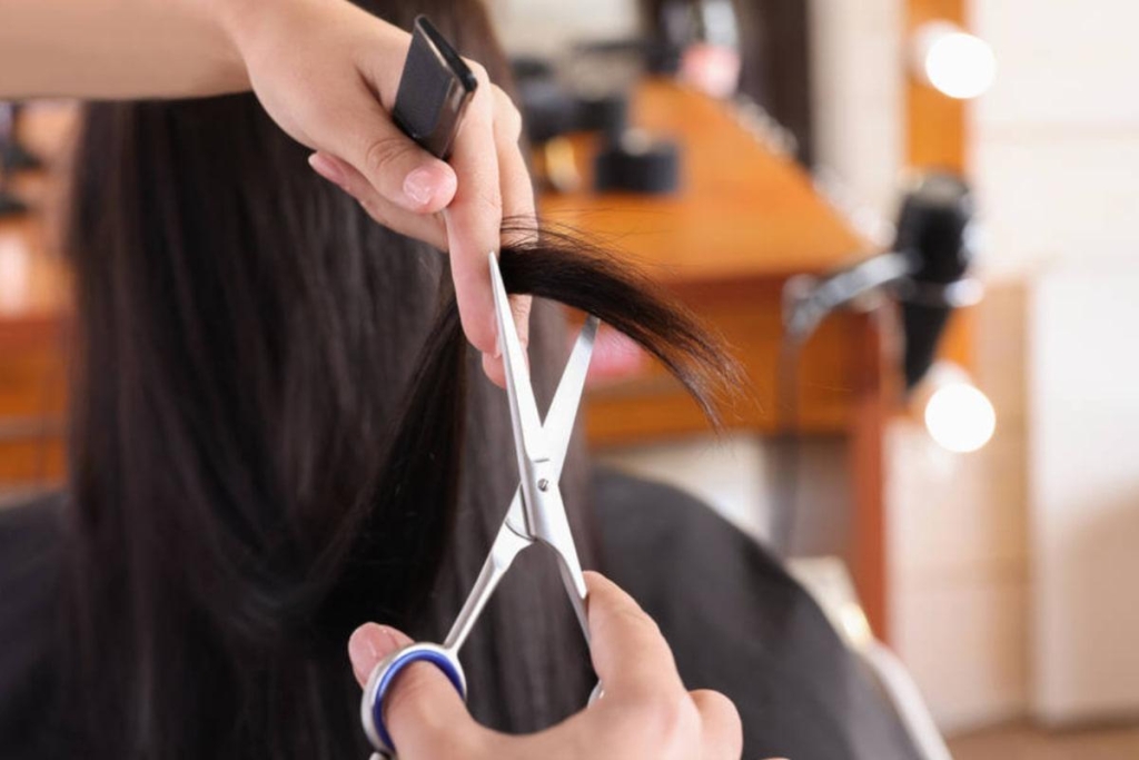 Як часто потрібно стригтися для здорового росту волосся: детальний розклад для різних типів 1 Як часто слід стригтися для здорового росту волосся: точний графік для кожного типу