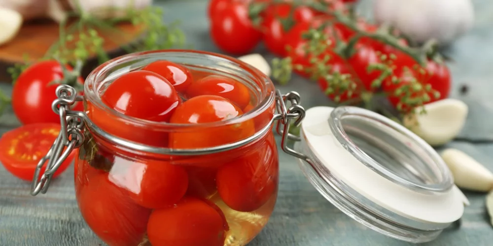 Як приготувати солоні помідори: секрети хрустких квашених ласощів 1