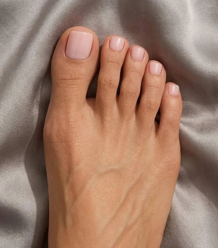 Який педикюр буде у моді цього літа: топ-10 кольорів сезону