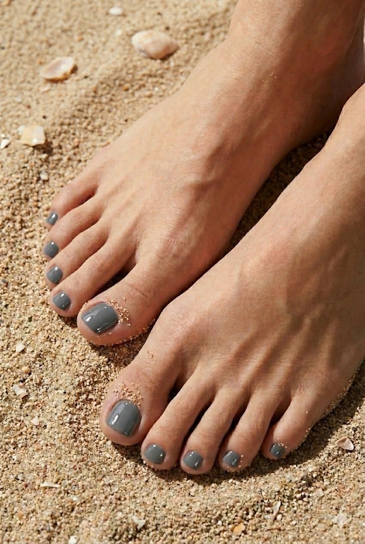 Який педикюр буде у моді цього літа: топ-10 кольорів сезону