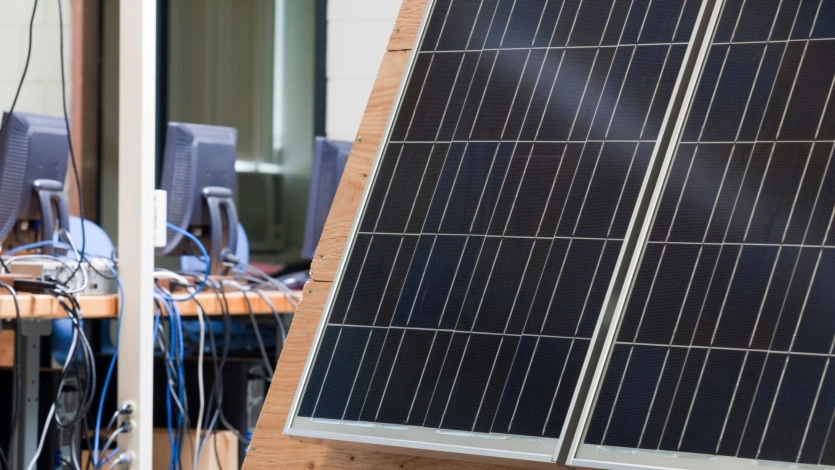 Японські науковці "порушили" закони фізики: сонячні панелі на дахах забезпечуватимуть 130% ефективності 3