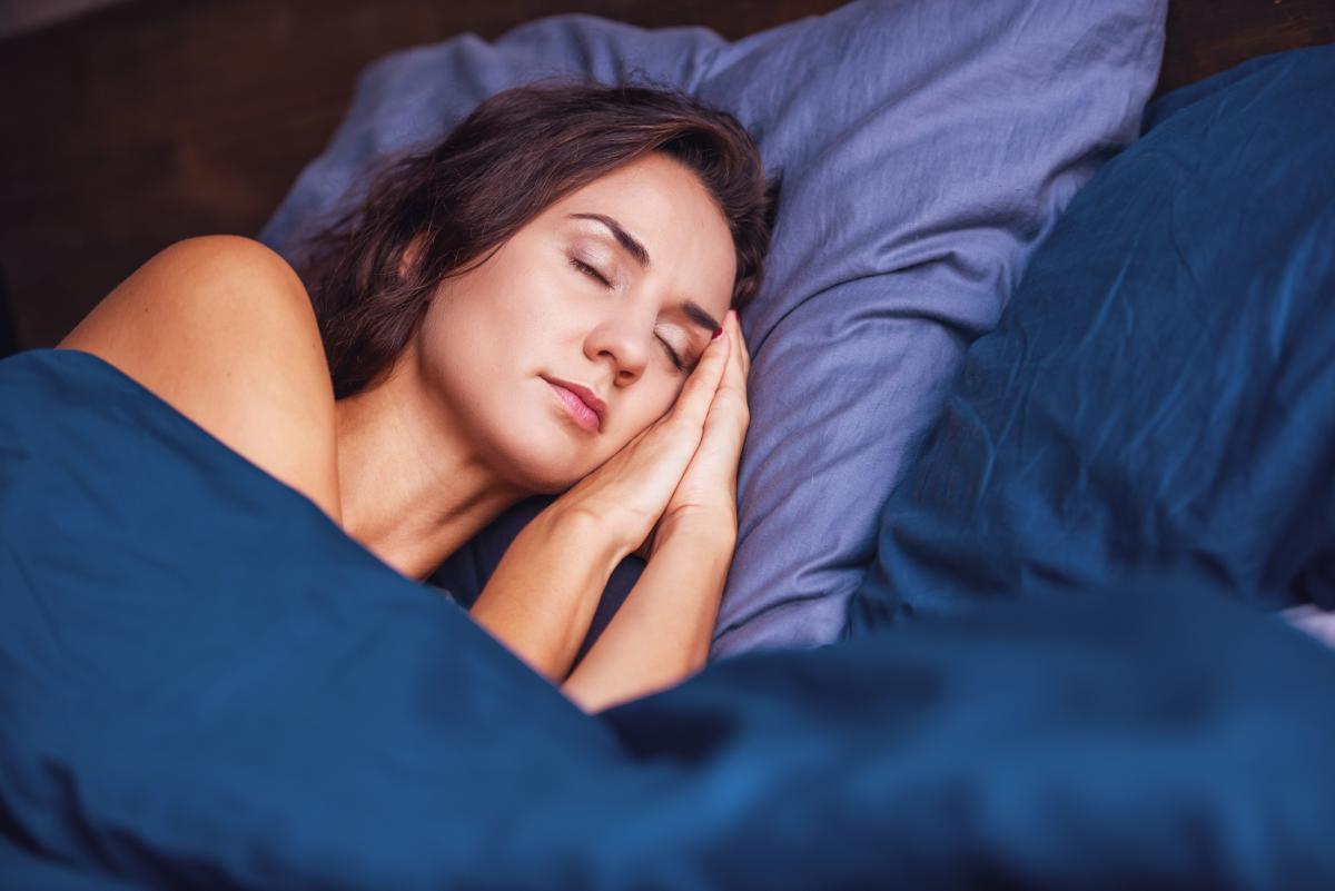 Кардіолог пояснив, чи небезпечно спати на лівому боці