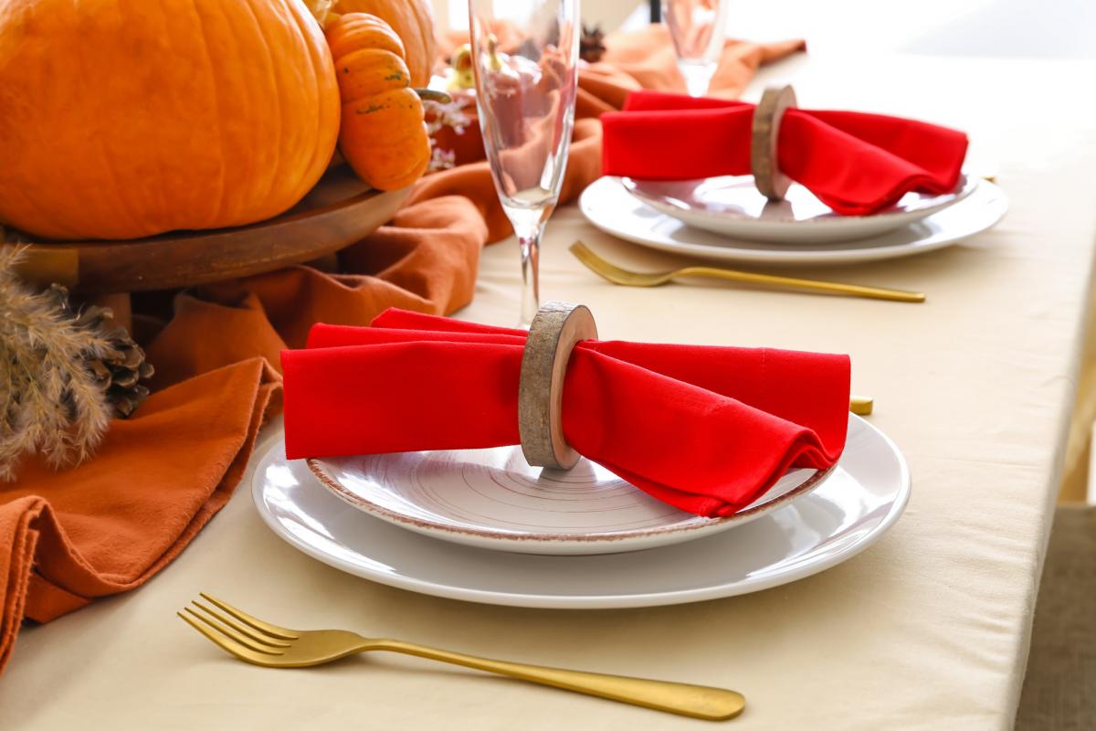 Люди, які прибирають після себе в ресторані, роблять це зовсім не з ввічливості. 1 Люди, які прибирають за собою в ресторані, роблять це аж ніяк не з ввічливості