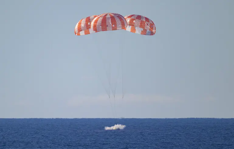 Місія Артеміда 2 - астронавти приземлилися на Землю після рекордного польоту до Місяця. 1