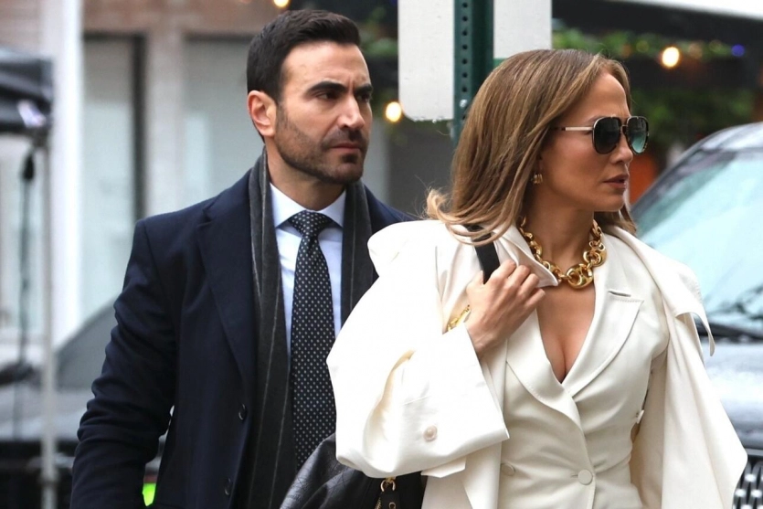 Netflix презентував перший трейлер романтичної комедії “Офісний роман” за участю Дженніфер Лопес та Бретта Голдштейна. 1