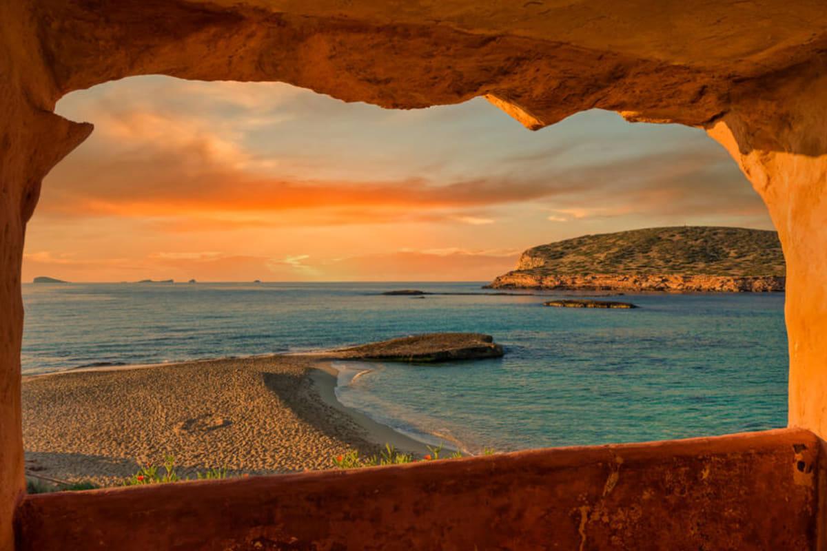 Секрети Ібіци: на острові зібралися люди з різних куточків світу та принесли небезпечну хворобу 1 Таємниця Ібіци: на острові зібралися люди з усього світу та принесли смертельну хворобу