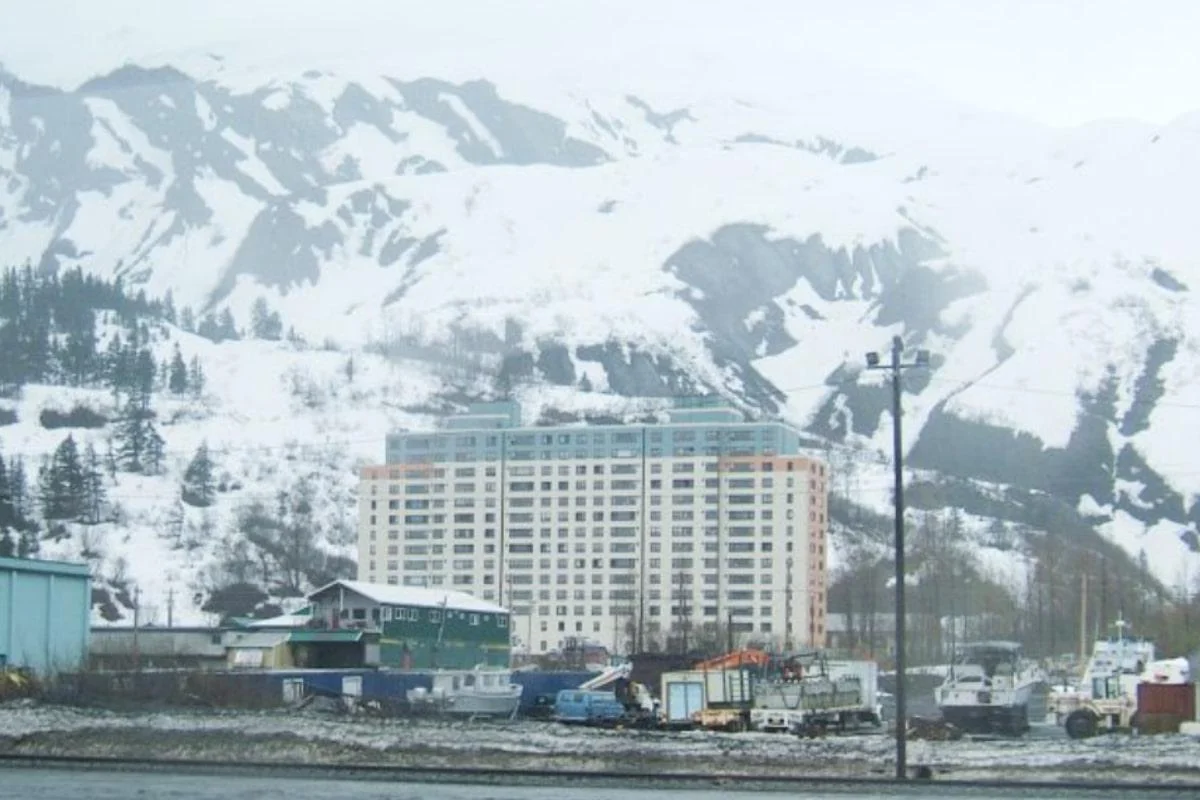 У цьому місті всі жителі живуть в одній 14-поверховій будівлі: де воно знаходиться