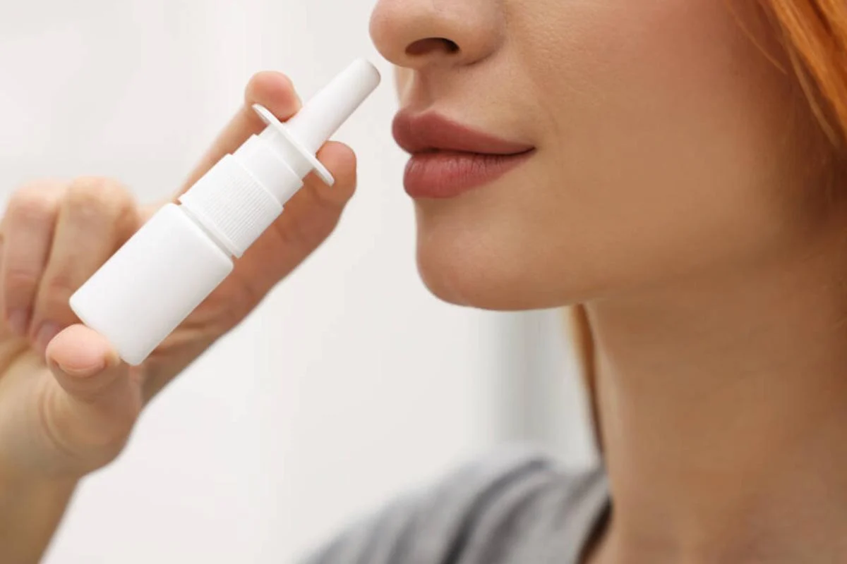 Вчені створили новий назальний спрей, який сповільнює старіння мозку: як він працює