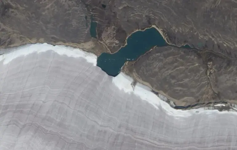 Земля з космосу: супутники зафіксували зустріч озера Джі та льодовика Барнс у Канаді - зображення 1