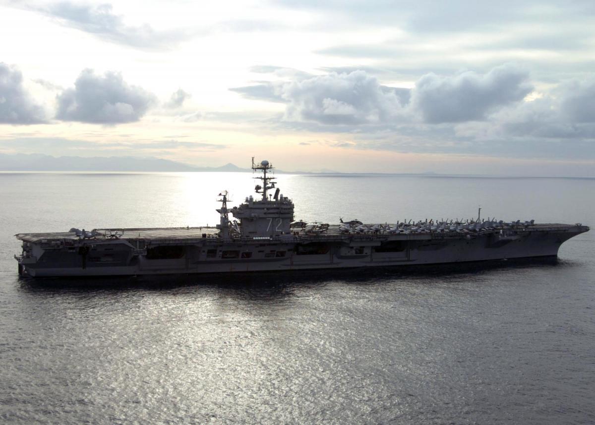 100-тонний гігант: чому USS Abraham Lincoln не може заходити в більшість портів
