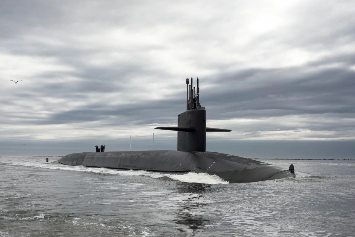 Чому підводні човни вмикають червоне світло вночі