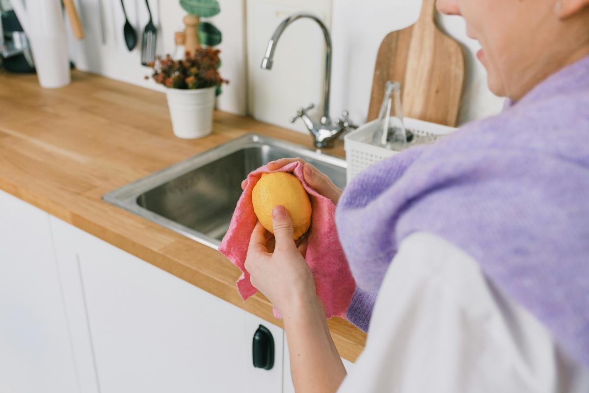 Які продукти ніколи не варто мити в раковині: дієтологи назвали топ-5