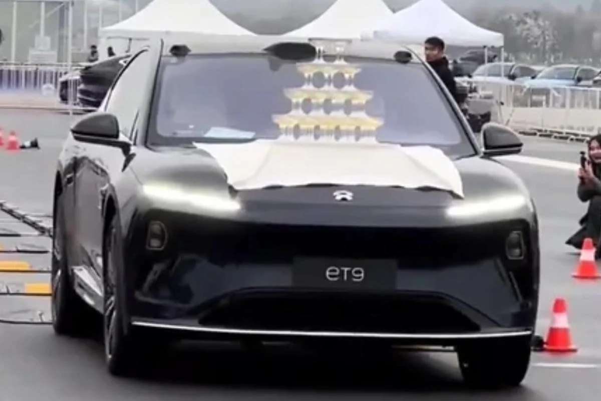 Китайський автомобіль змагався з BMW та Audi на ямковій дорозі і здобув перемогу несподіваним чином. 2 Китайське авто змагалося з BMW та Audi на дорозі з ямами і перемогло несподіваним способом