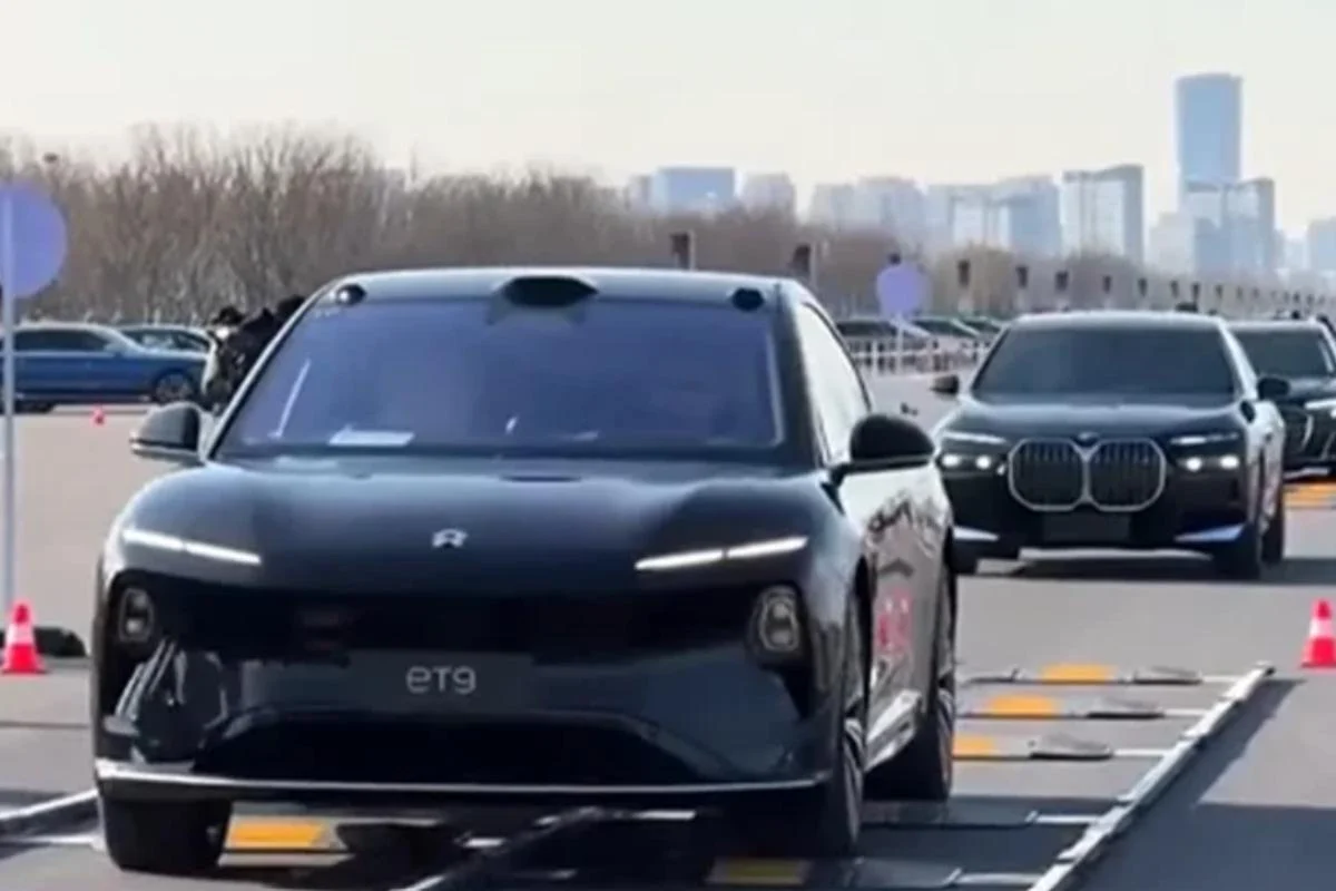 Китайський автомобіль змагався з BMW та Audi на ямковій дорозі і здобув перемогу несподіваним чином. 1 Китайське авто змагалося з BMW та Audi на дорозі з ямами і перемогло несподіваним способом