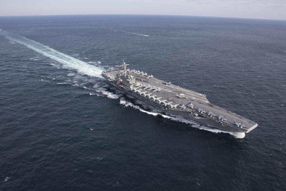 "Корабель-привид": як авіаносець USS Abraham Lincoln стає майже невидимим уночі