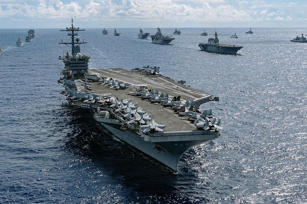 Палуба авіаносця USS Abraham Lincoln має тисячі отворів: для чого вони призначені 1 Палуба авіаносця USS Abraham Lincoln вкрита тисячами отворів: навіщо вони потрібні