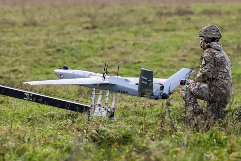 Українські FPV-дрони започаткували нову еру бойових дій: США та Британія більше не розглядають гелікоптери як основну ударну силу в небі. 1