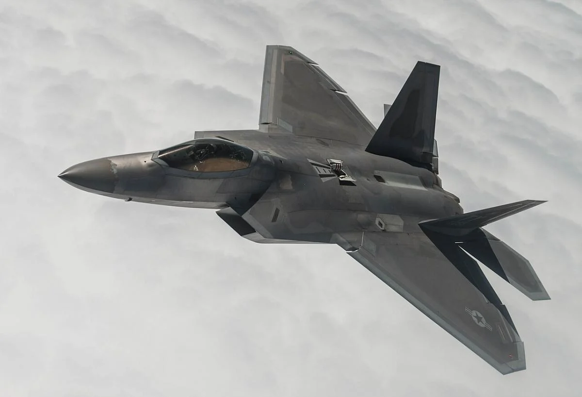 Чому 20-річний F-22 Raptor перевершує сучасний F-35 за швидкістю: думки експертів 1 Чому 20-річний F-22 Raptor швидший за сучасний F-35: пояснення експертів