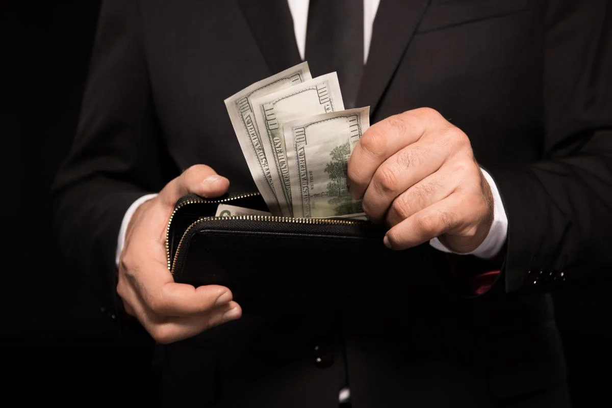 При продажу бізнесу власник вписав одну умову: кожен працівник став дуже багатим