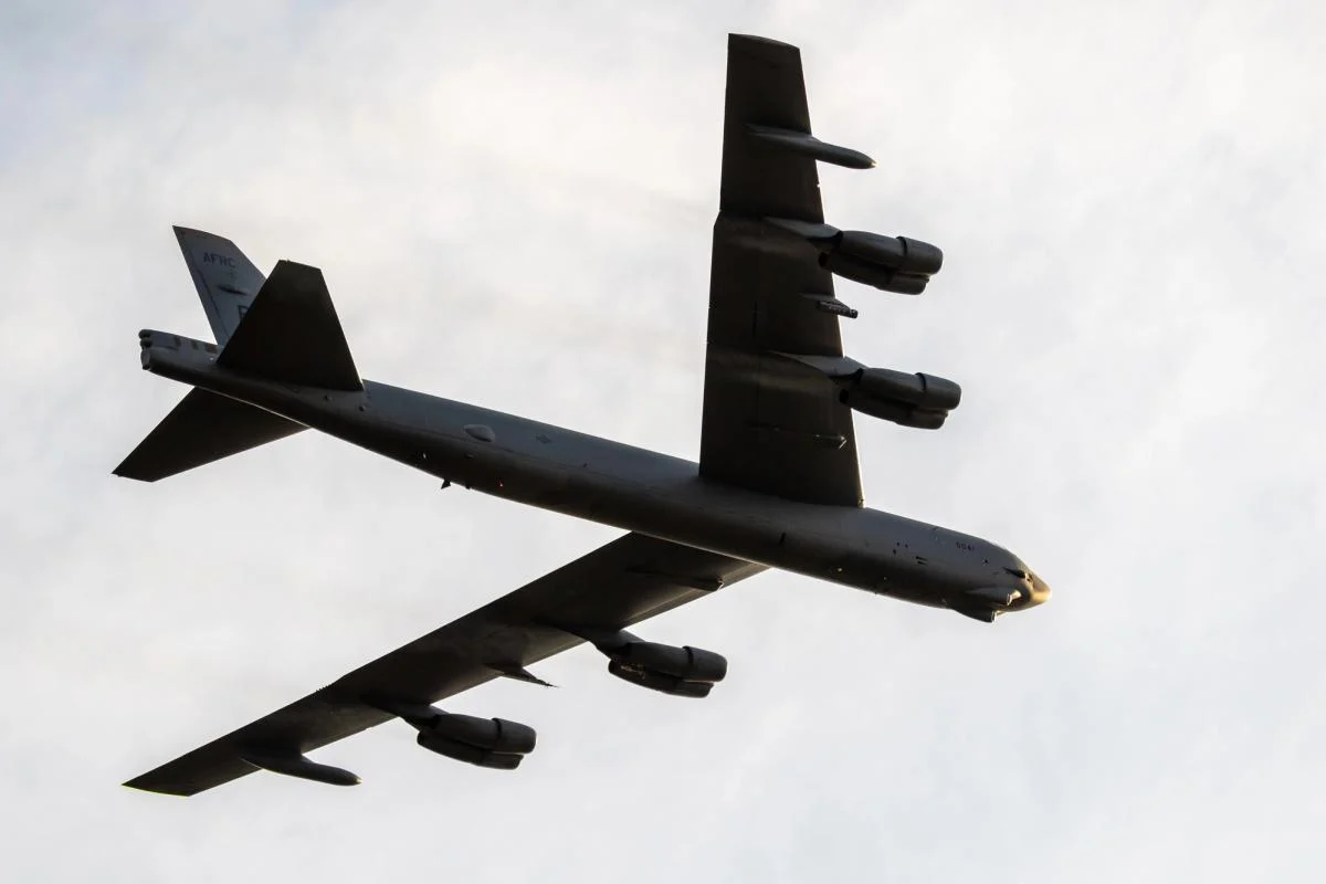 Скільки людей потрібно для керування бомбардувальником B-52