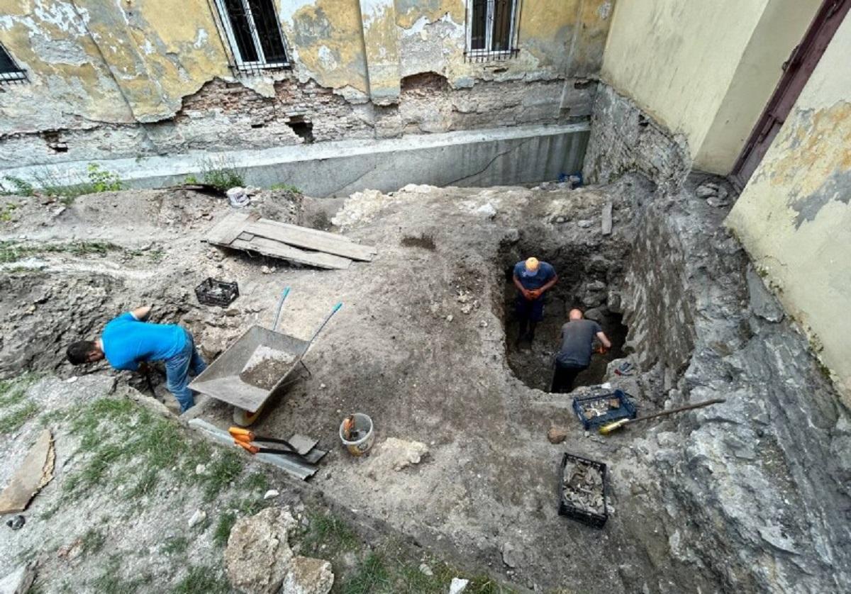 У Луцьку археологи виявили залишки основи вежі, яка була закрита близько 300 років тому (фото) 2 У Луцьку археологи відкопали фундамент вежі, засипаної близько 300 років тому (фото)