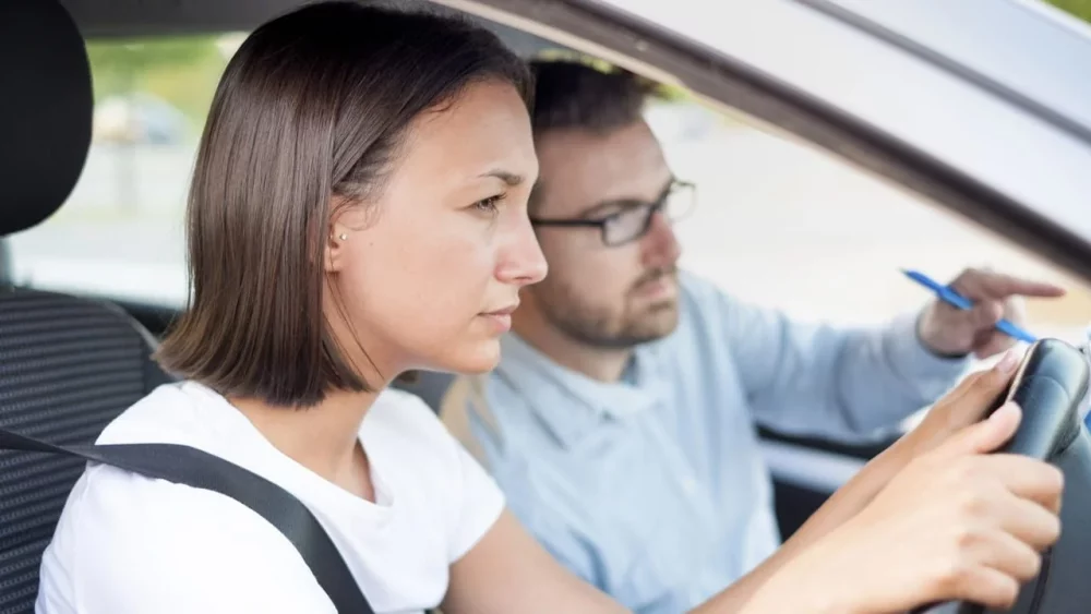 Скільки триває навчання в автошколі: повний розбір по годинах і термінах 1