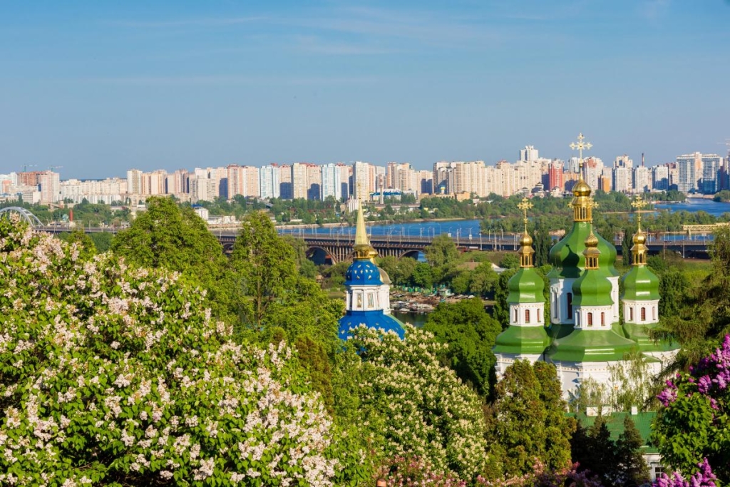 Велике офіційне свято 19 червня в Україні: як відзначаємо сьогоднішній день