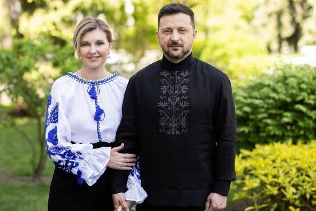 Володимир і Олена Зеленські здивували новими вбраннями у вишиванках. 1 Володимир та Олена Зеленські вразили новими образами у вишиванці